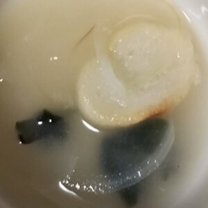 玉ねぎ・若布・麩のおみそ汁